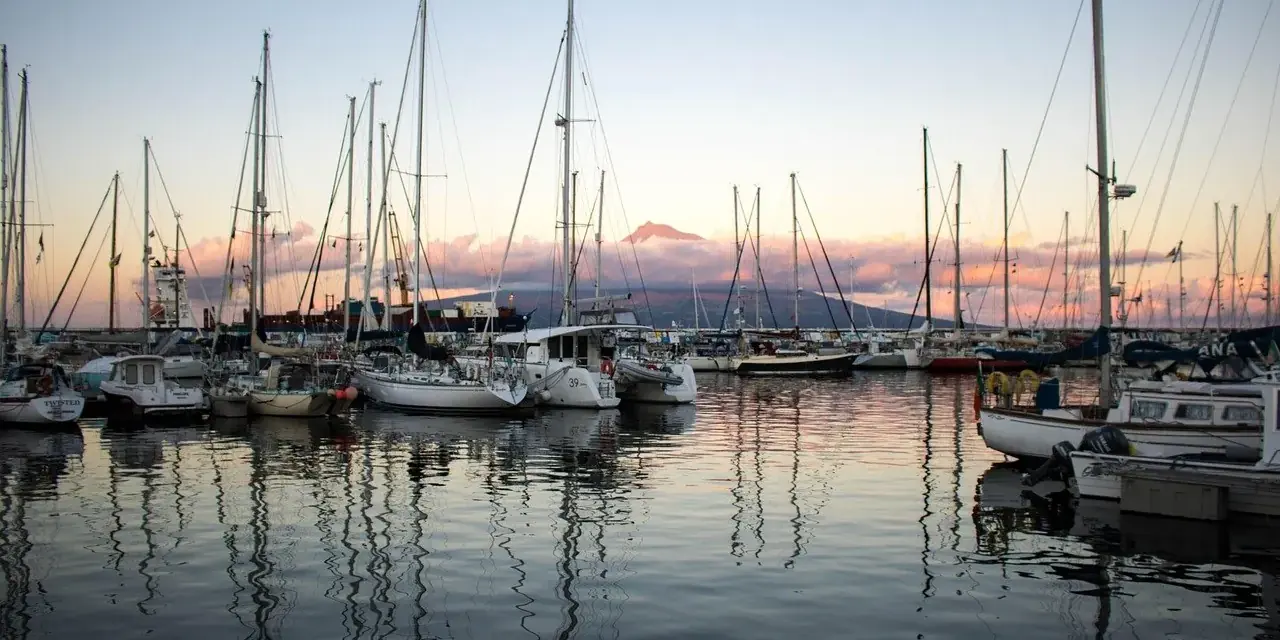 La marina di Horta al crepuscolo con il Pico sullo sfondo