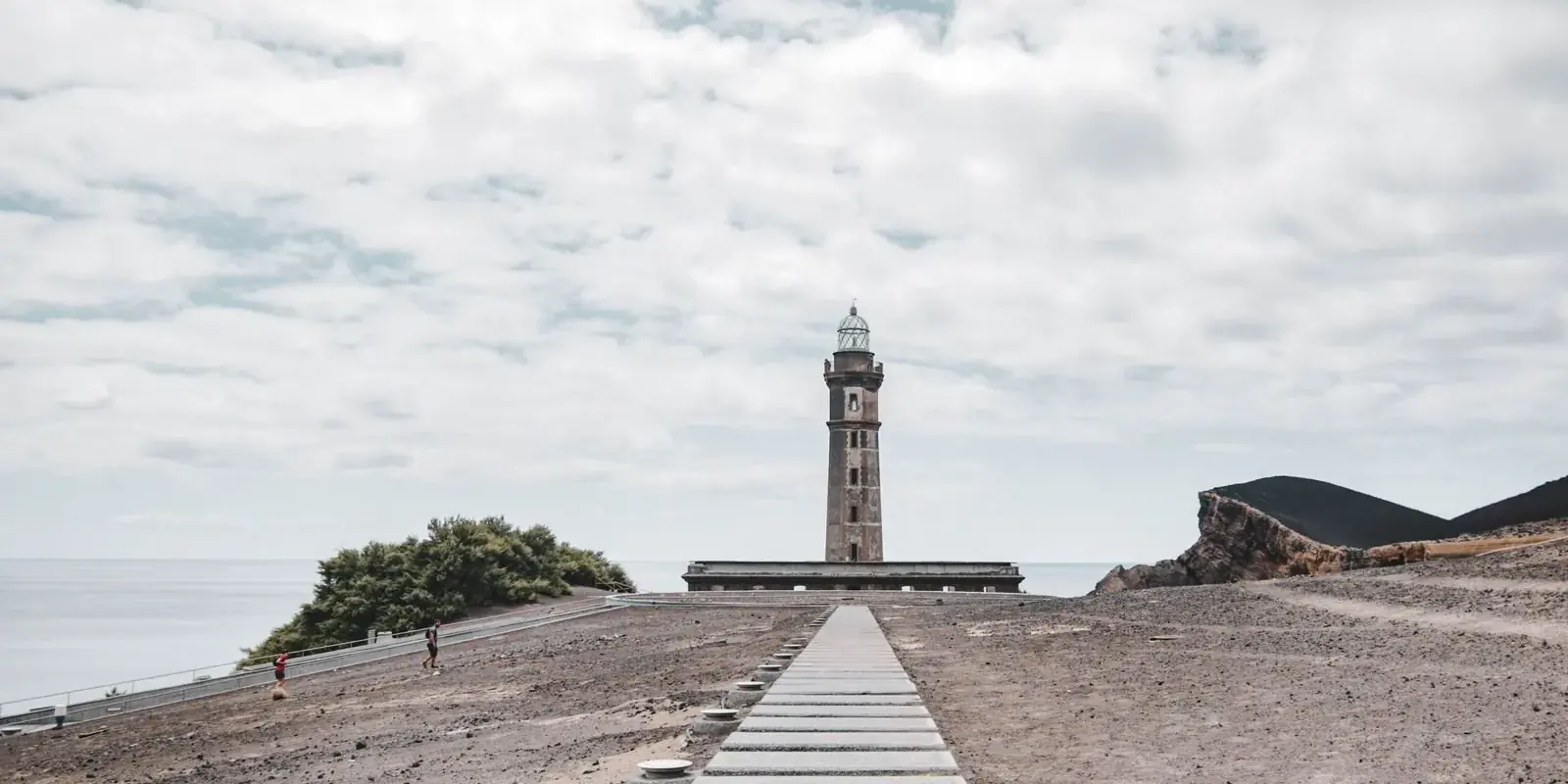 Il vecchio faro di Capelinhos tra le ceneri vulcaniche, Faial
