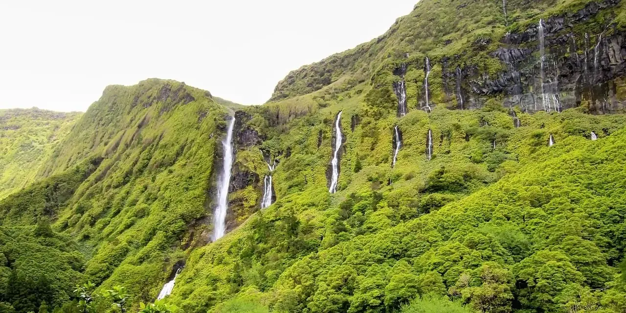 Le cascate che scendono dalla parete verde nel lago di Ribeira do Ferreiro, Flores
