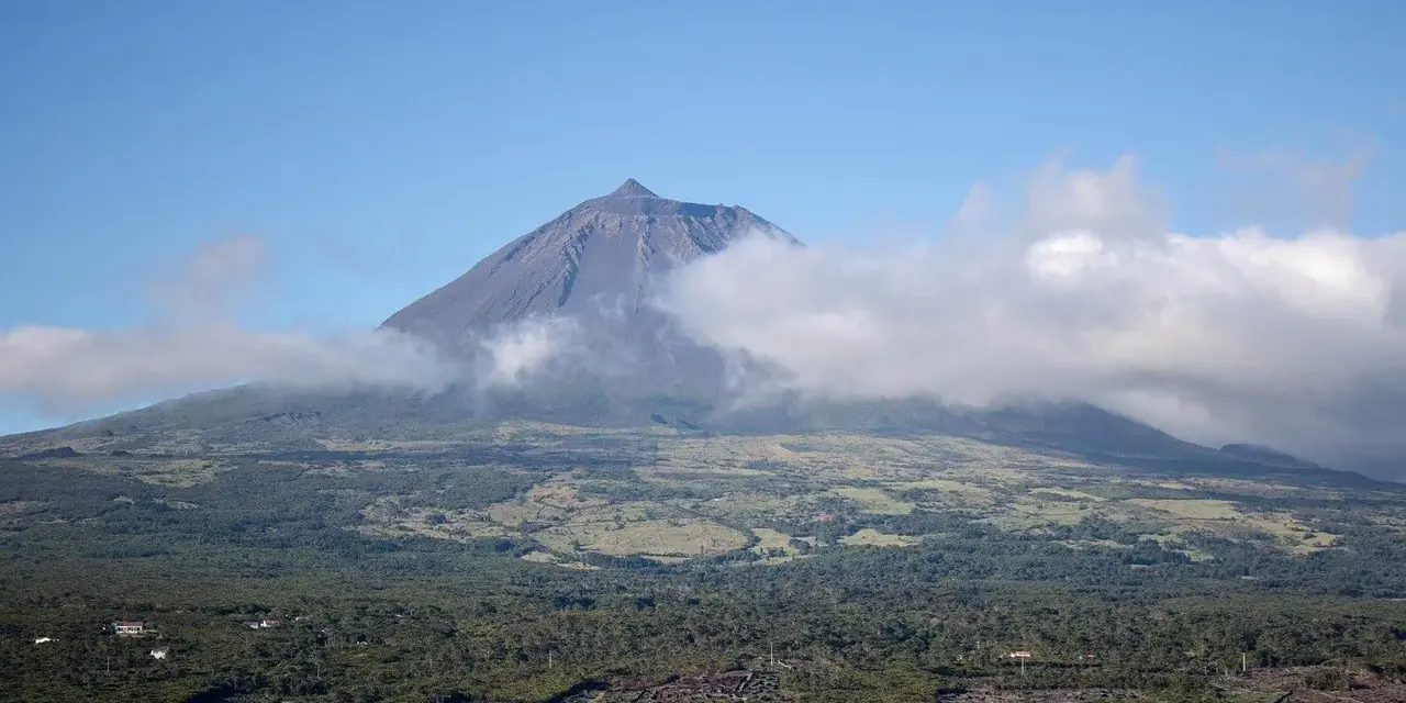 Il cono del vulcano Pico sopra la costa dell'isola