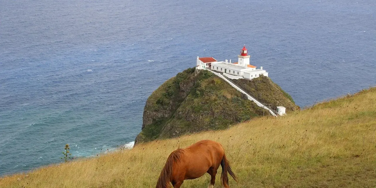 La costa di Santa Maria con il faro sul promontorio