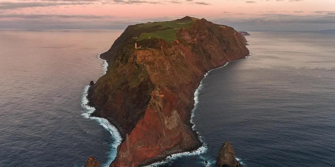 Promontorio verde di São Jorge a picco sull'oceano