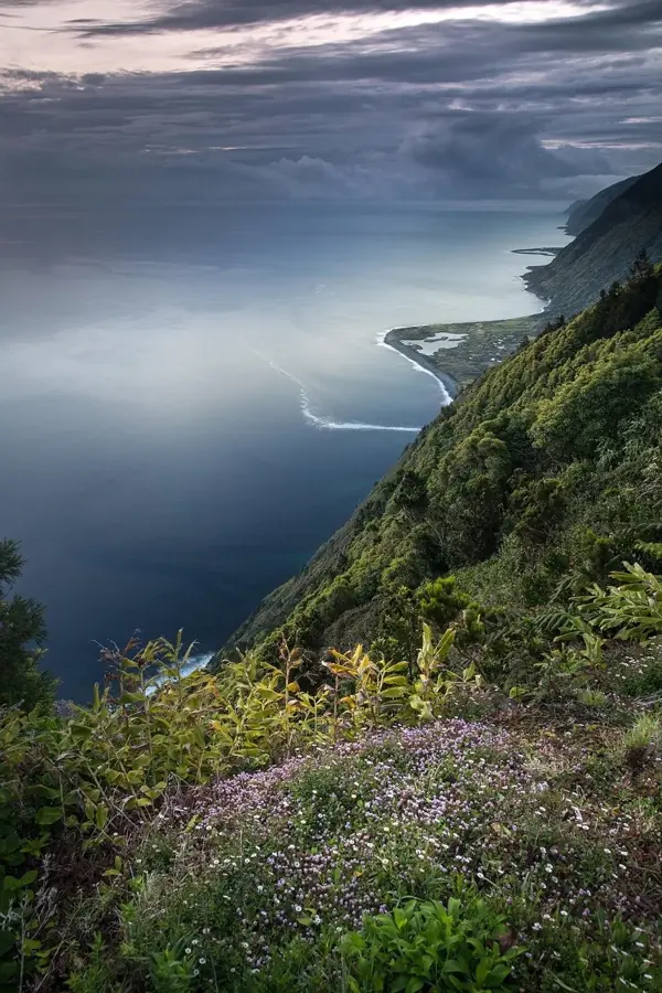 La costa verticale di São Jorge con le fajã sul mare