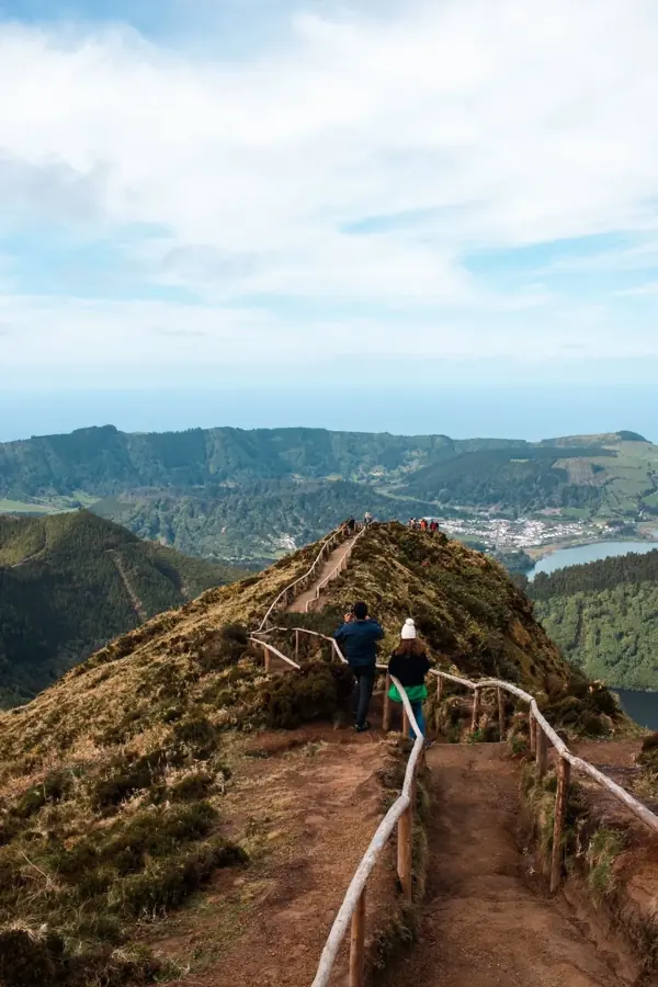 Una coppia sul crinale verde sopra Sete Cidades