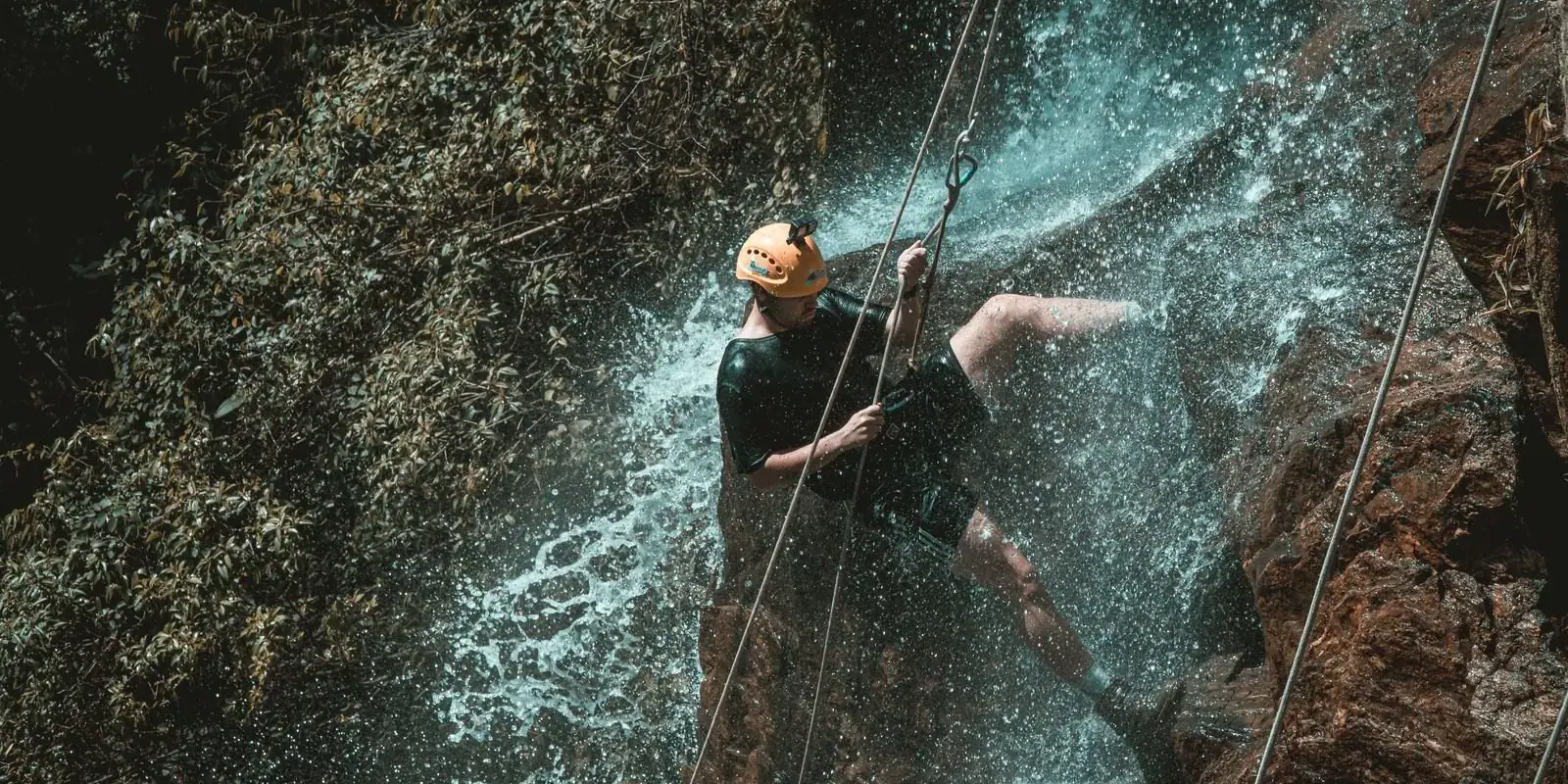 Discesa in corda doppia lungo una cascata durante il canyoning