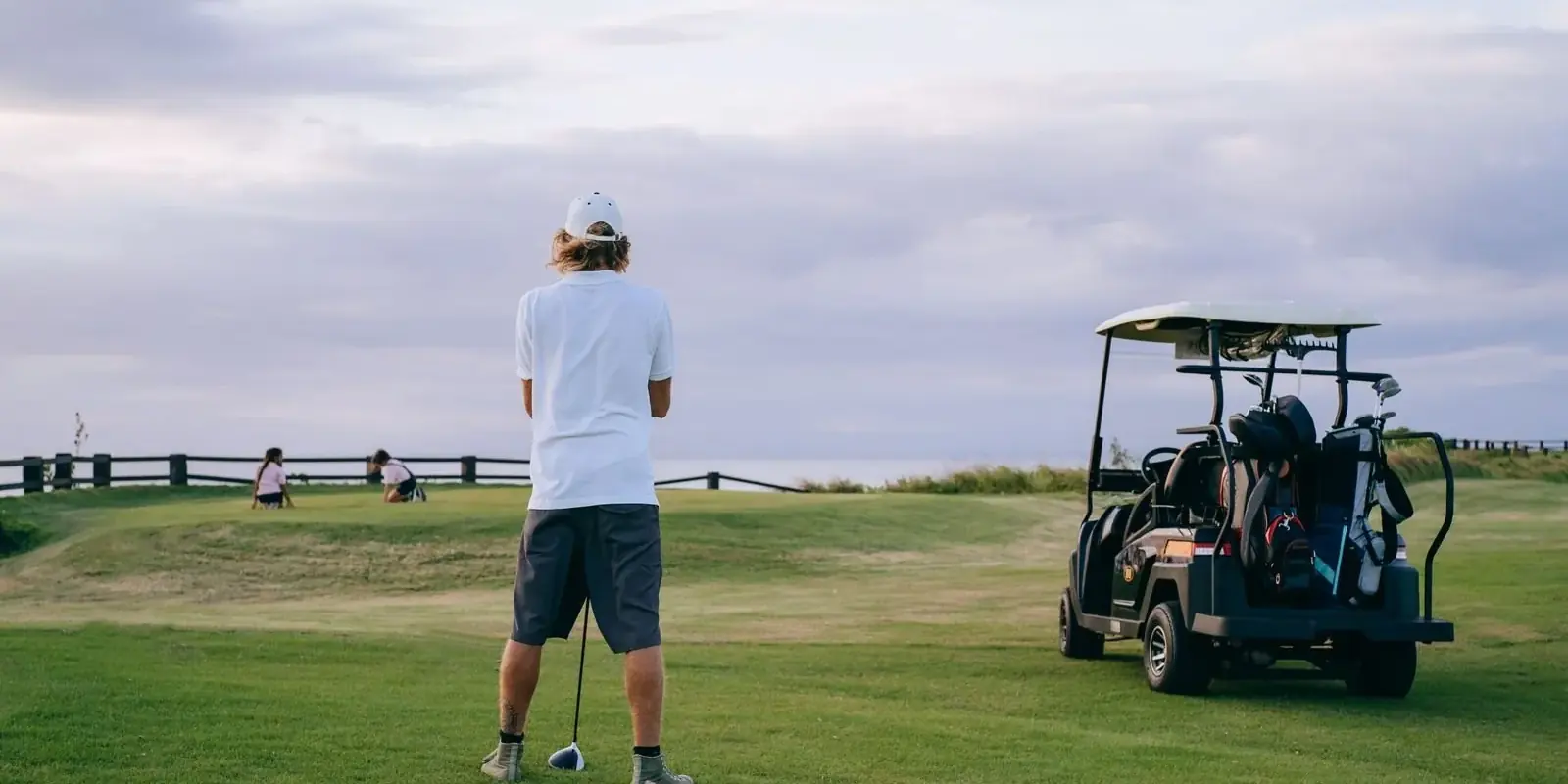 Un golfista sul green affacciato sull'oceano
