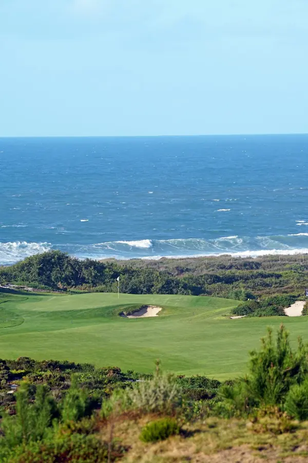 Un campo da golf affacciato sull'Atlantico
