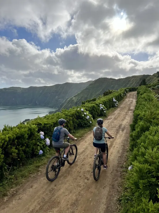 Due viaggiatori in e-bike sulla strada di cresta del cratere di Sete Cidades