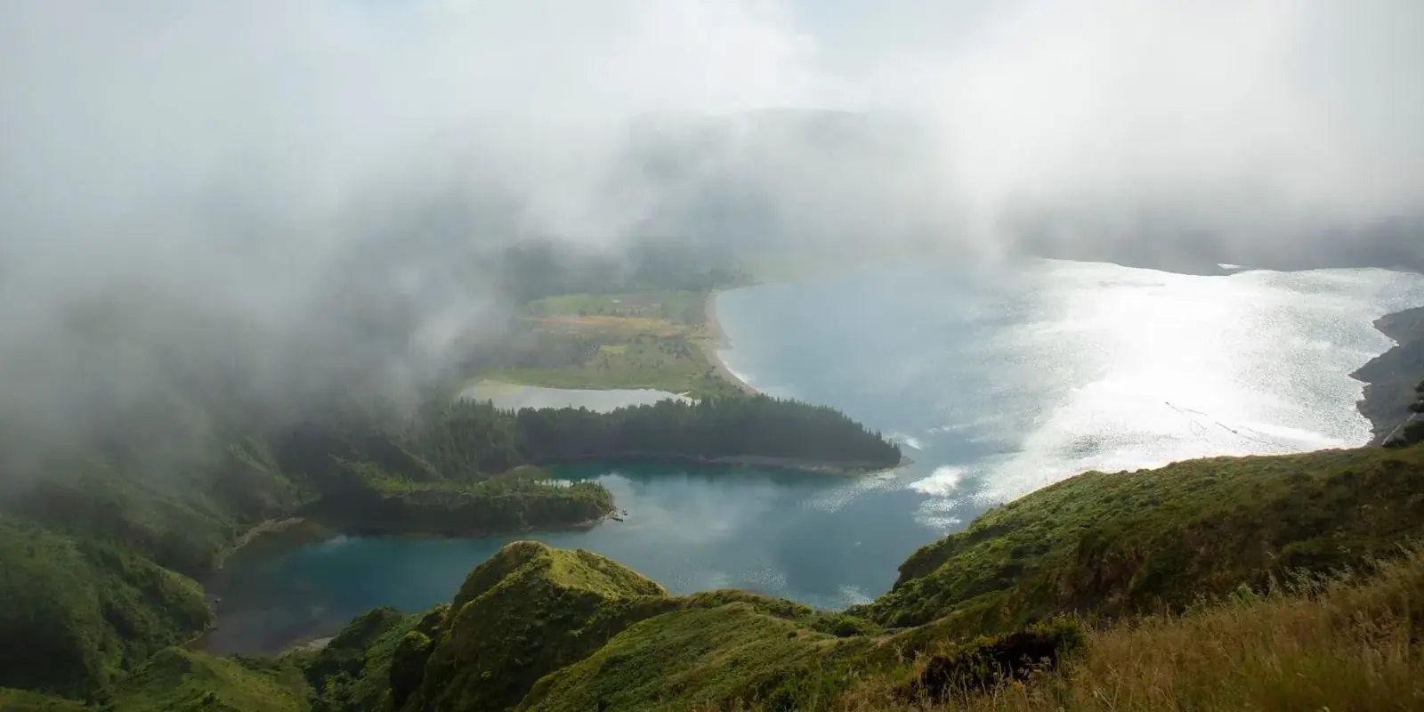Nebbia e luce del mattino sulla Lagoa do Fogo
