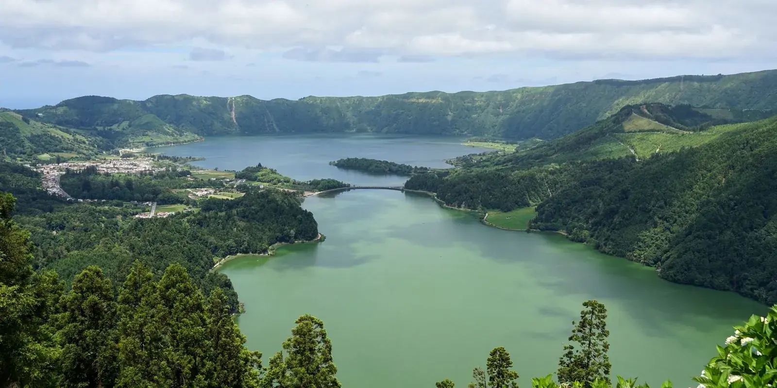 I laghi gemelli di Sete Cidades dentro la caldera verde, São Miguel