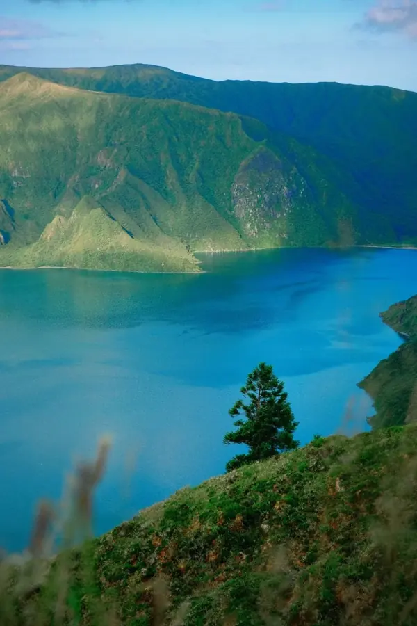 Le acque turchesi della Lagoa do Fogo tra pendii verdi