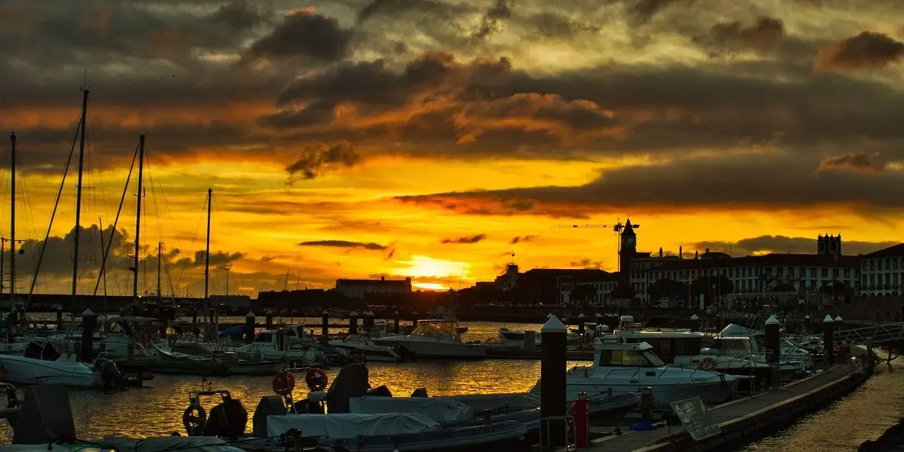 Il tramonto sul porticciolo e sull'oceano a São Miguel