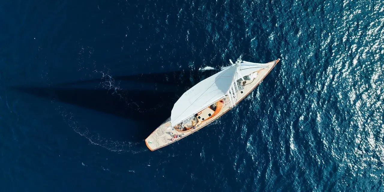 Veliero a vela visto dall'alto sul mare blu profondo