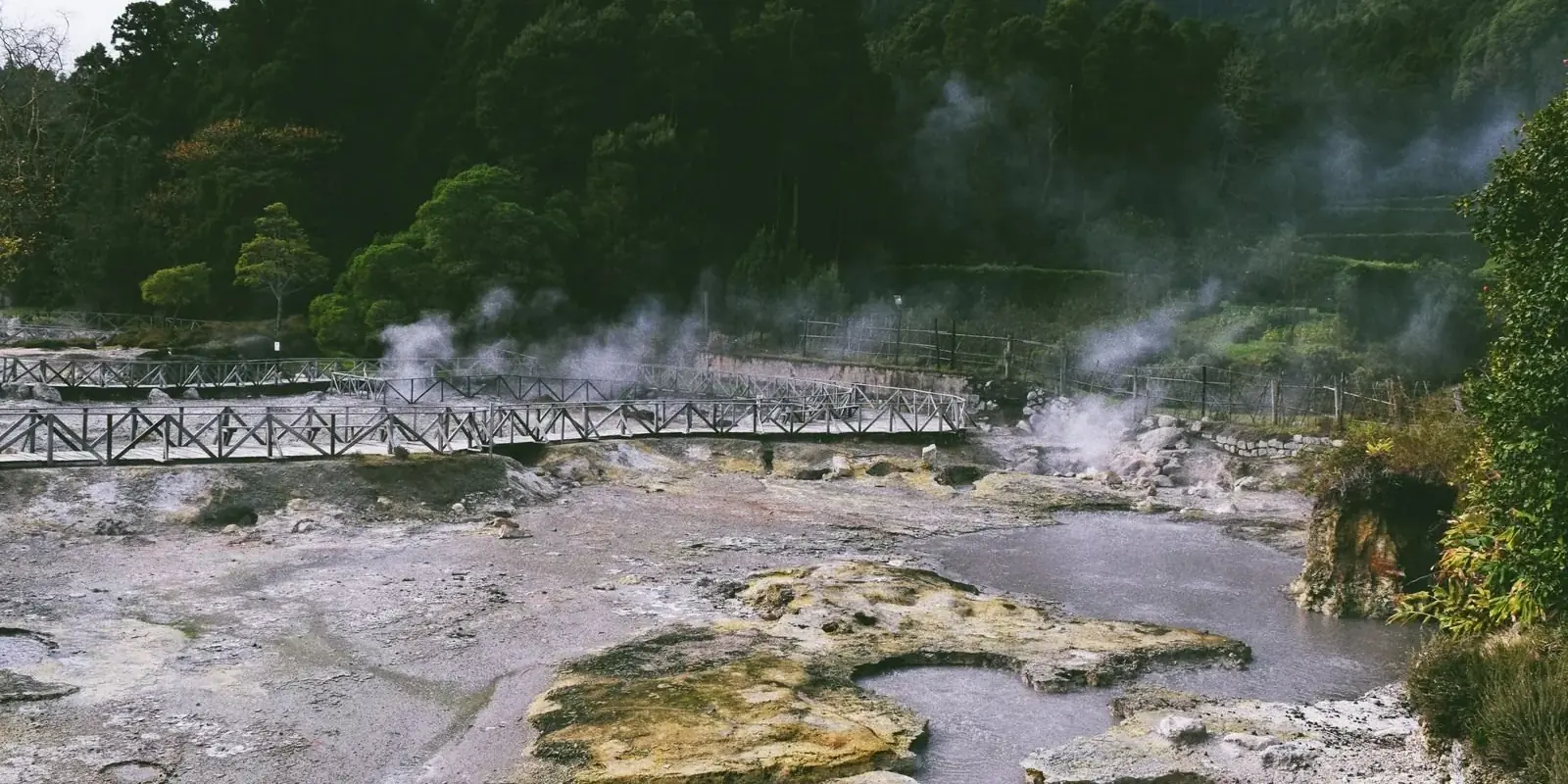 Fumarole e vapori sulle rive del lago di Furnas