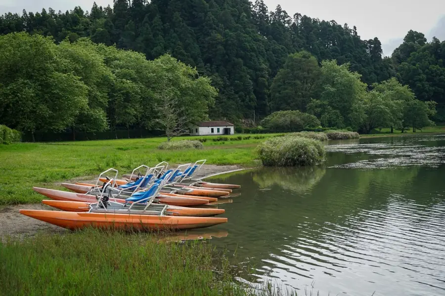 Barche colorate sulla riva erbosa del lago di Furnas