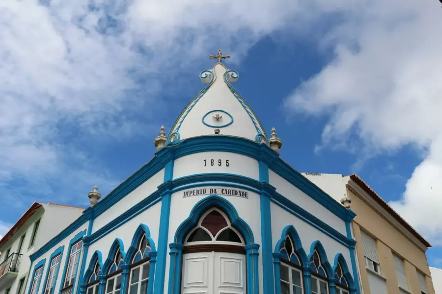 Un Império dello Spirito Santo dipinto di bianco e azzurro a Terceira