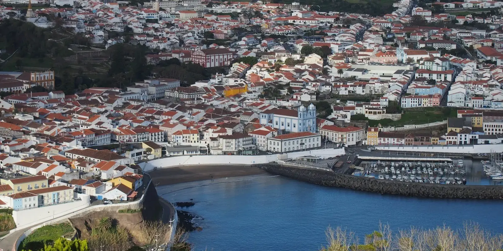 Angra do Heroísmo e la sua baia viste dall'alto